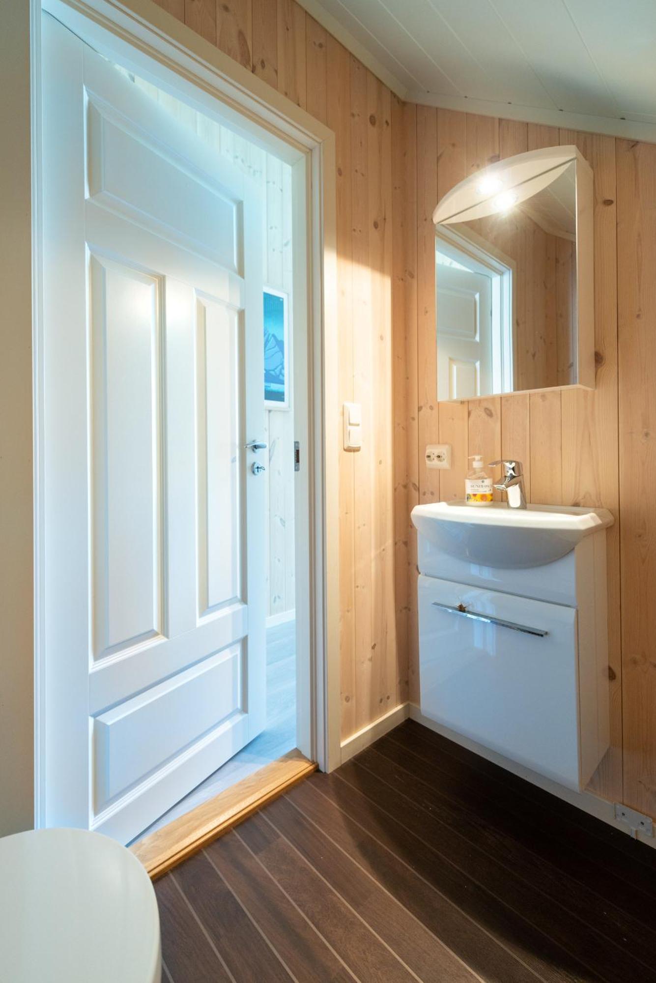 Lofoten Waterfront Luxury Lodge บอลสตาด ภายนอก รูปภาพ